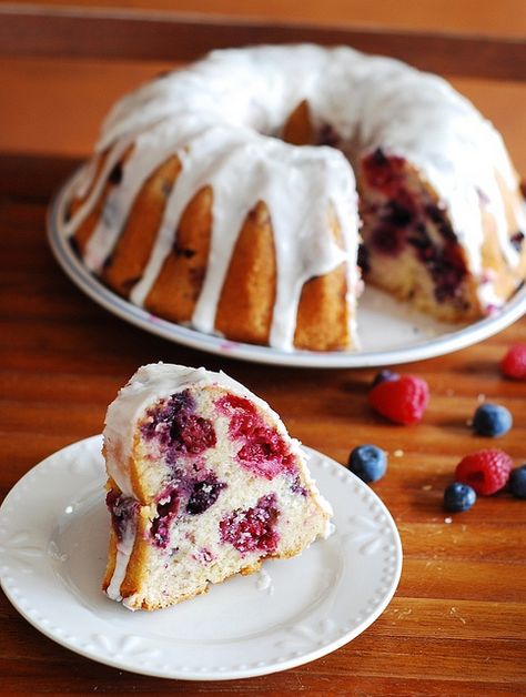 Berry bundt cake glazed with lemon icing Berry Bundt Cake, Bundt Cake Glaze, Glaze For Cake, Lemon Icing, Bundt Cakes Recipes, Yummy Sweets, How Sweet Eats, Fresh Berries, Eat Dessert