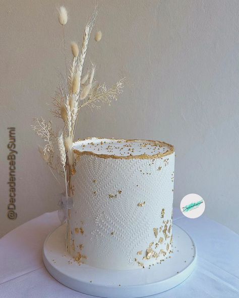 Dry wheat bloom bouquet cake! Simple and elegant white and gold cake! Classic vanilla cake filled and covered in vanilla icing! #decadencebysumi #cake #cakedecorating #cakedesign #trendingcakes2024 #designercakesdurban #noveltycakesdurban #kznbaker #smallbusinessdurban #cakesforallocassions #durbanbaker #supportlocalbusiness #hillcrestbaker #vanillacake #drywheatbunch #drywheatcake #whiteandgold #drywheat #whiteandgoldcake #buttercreamcake White And Gold Cake Simple, Dried Wheat, Vanilla Icing, Gold Cake, Novelty Cakes, Buttercream Cake, Vanilla Cake, Cake Designs, Cake Decorating