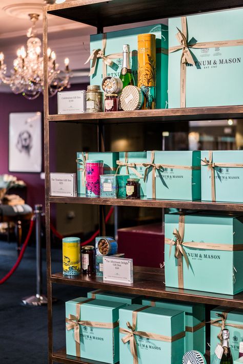 Fortnum And Mason Hamper Decor, Gift Shop Display Ideas, Raya Packaging, Bagel Packaging, Room Hampers, Gift Box Display, Candy Store Design, Luxury Corporate Gifts, Gift Shop Displays