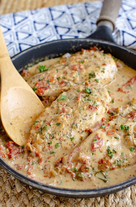 This Chicken in Sun-dried Tomato Creamy Sauce will quickly become a family favourite. Low in syns and perfect with a variety of sides. | gluten free, Slimming World and Weight Watchers friendly Recipes Without Dairy, Heart Healthy Recipes Low Sodium, Sun Dried Tomato Sauce, Low Sodium Recipes, Diet Vegetarian, Low Fat Recipes, Diet Keto, World Recipes, Creamy Sauce