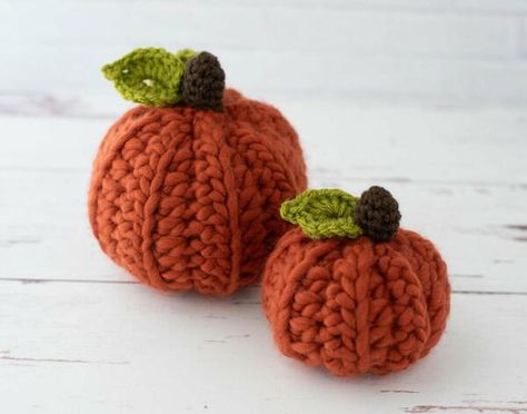 Chunky Crochet Pumpkins Small Chunky Crochet Projects, Chunky Crochet Projects, Chunky Crochet Pumpkin, Small Pumpkin Designs, Crochet Hook Sizes Chart, Crochet Conversion Chart, Crochet Pour Halloween, Pattern For Crochet, Crochet Pumpkins