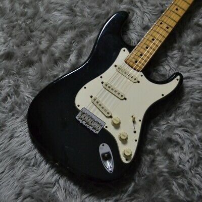 Black Electric Guitar Aesthetic, Black Fender Guitar, Electric Guitar Stratocaster, Electric Guitar Fender, Black Stratocaster, Electrical Guitar, Squier Affinity Stratocaster, Gitar Vintage, Black Electric Guitar