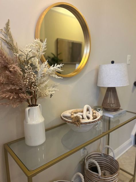 Gold Entryway Table Decor, Chester Decor, Gold Entryway Table, Entry Table Ideas, Sofa Table Modern, Modern Entryway Table, Console Table Entry, Simple Entryway, Kitchen Organizing Ideas