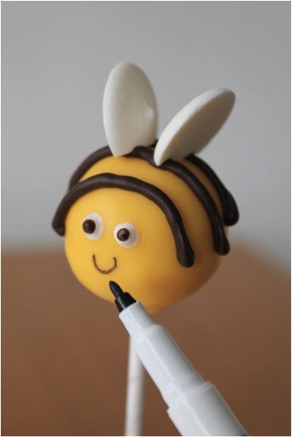 Cake Pop Receita, Animal Cake Pops, Sweet Business, Chocolate Clay, Bee Cake, Cake Pop Designs, Bug Party, Cake Pop Decorating, Fake Bakes