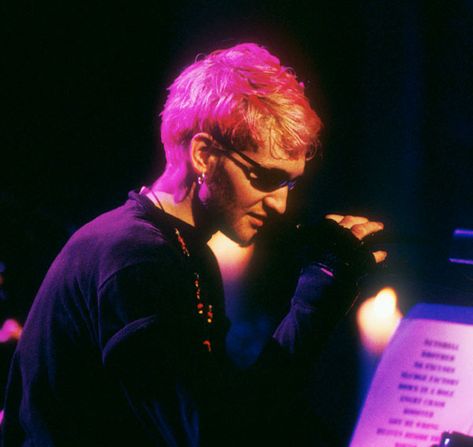 layne staley-luvd him-but so much pain just lookin at him and always reflected in his voice-but strangely made it even better.such a waste R.I.P. Layne Staley, Alice In Chains, Pink Hair, Hair, Pink