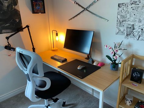 Minimal Pc Setup, Bedroom Gaming Setup, Setup Minimalist, Pc Decoration, Gaming Bedroom, Gamer Desk, Gaming Desk Setup, Gamer Setup, Desk Layout