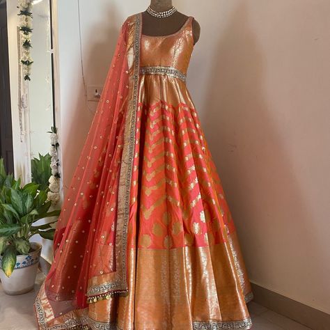 Banarsi Saree Dress Design Ideas, Banarsi Gown Design, Banarsi Anarkali Suits, Brocade Anarkali Suits, Banarsi Dress Designs, Banarsi Gown, Banarsi Suit Design Latest, Indian Style Wedding Dress, Banarsi Anarkali