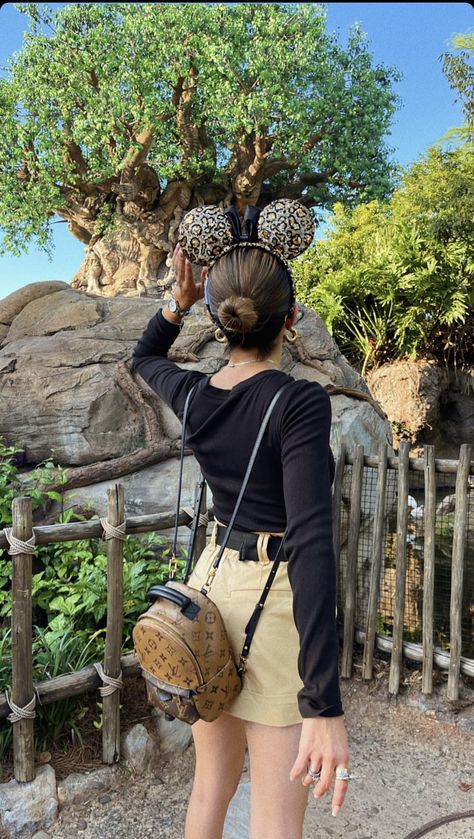 Hk Disneyland, Universal Photos, Disneyland Fits, Look Disney, Disney Poses, Disney Universal Studios, Disney Trip Outfits, Disney Outfits Women, Travel Pose