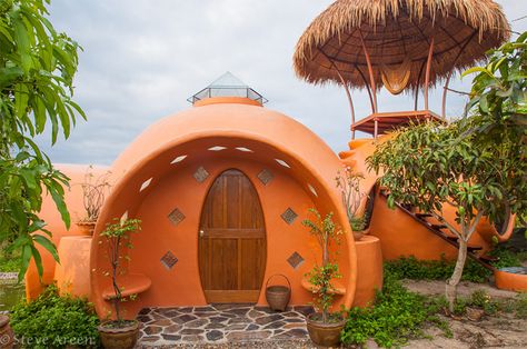 steve areen builds a dome home in 6 weeks for 9,000 dollars - designboom | architecture & design magazine Magical Cottage, Ometepe, Dome Building, Eco Friendly Diy, Crazy House, Dome Home, Dome House, Earth Homes, Earthship