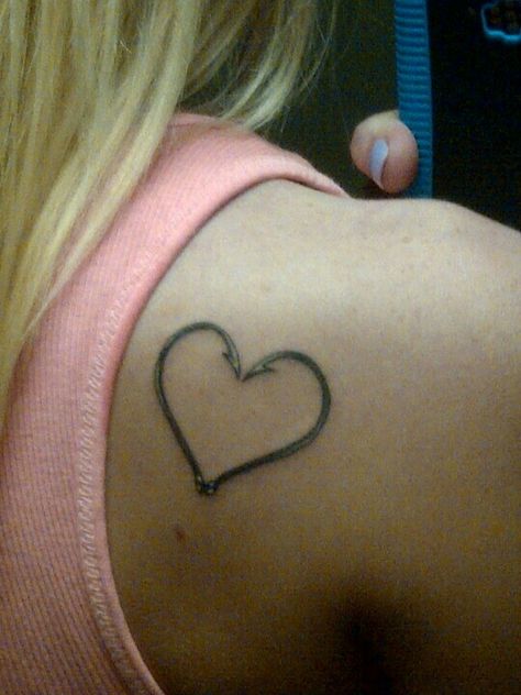 Fish Hook Heart Tattoo :) Love It Fish Hook Tattoos, Hook Tattoo, Fishing Hook Tattoo, Hook Tattoos, Tattoo For Baby Girl, Country Tattoos, Sweet Tattoos, Dad Tattoos, Fish Hooks