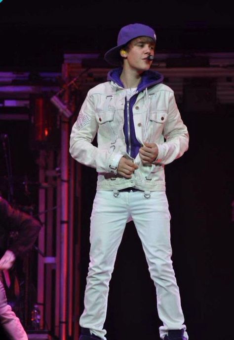 2000 Justin Bieber, Justin Bieber Purple Outfit, Justin Beiber Costumes, Iconic Outfits Celebrity, Justin Bieber Halloween Costume, 2000 Costume Ideas, Justine Beiber, Justin Bieber Costume, Justin Bieber Concert Outfit