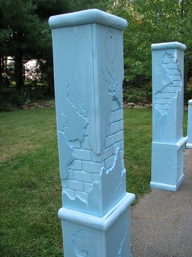 Other: - Show us your cemetery fences - and tutorial links / build photos | Halloween Forum Halloween Pillars, Foam Projects, Halloween Fence, Deco Disney, Foam Carving, Decoration Beton, Halloween Diy Outdoor, Halloween Outside, Backyard Trees