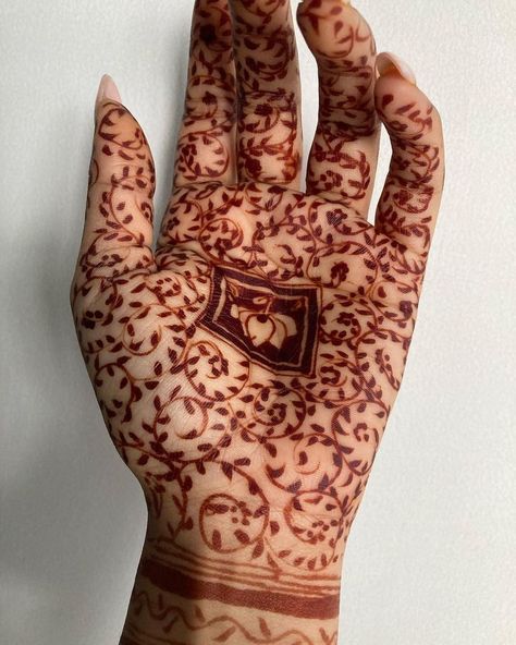 Classy Mehendi Designs Hands, Korean Mehandi Design, Harry Potter Mehndi Designs, Persian Henna Design, Mughal Mehendi Designs, Mughal Mehndi, Persian Henna, Wedding Henna Designs, Indian Henna Designs