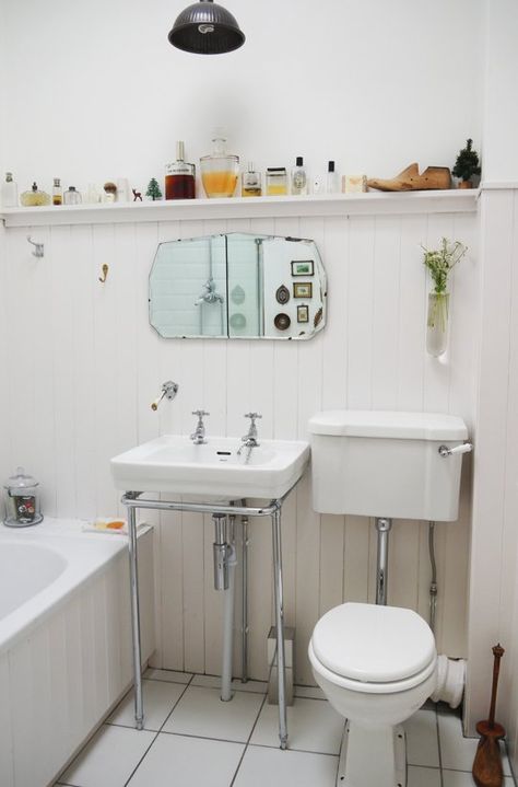 Banish Boring: 10 Unexpected & Unusual Bathroom Details to Steal - shelf Small Bathroom Solutions, Unusual Bathrooms, Cute Shower Curtains, Toilet Sink, Space Apartments, Uk Garden, Bathroom Solutions, Tiny Bathrooms, Small Bathroom Storage