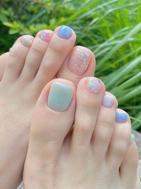 Korean summer pedicure idea: mint green and light blue toe nails with glitter Nail Feet, Feet Nail Design, Summer Pedicure, Pedicure Ideas, Gel Toe Nails, Toe Nail Color, Hello Nails, Punk Nails, Korean Summer