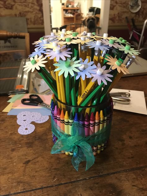 Pencil bouquet for teacher appreciation week.  #diy #crayola Marker Bouquet Teachers, Bouquet For Teacher, Pencil Bouquet, Pen Bouquet, Art Centerpieces, Teacher Coworker Gifts, Teachers Day Drawing, Teacher Appreciation Week Themes, Valentines Idea