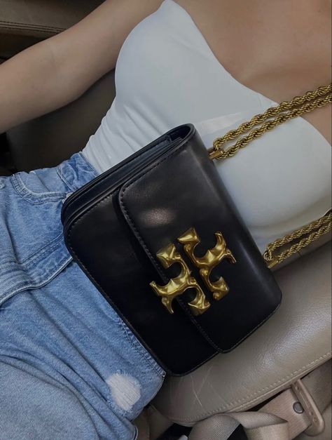 Tory Burch Outfit Ideas, Tory Burch Outfit, Inside My Bag, Tory Burch Purse, Casual Outfit Inspiration, Girly Bags, Pink Girly Things, Luxury Purses, Bags Aesthetic