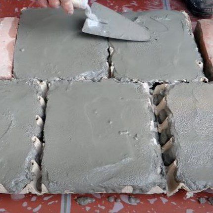 Man uses wet cement and egg cartons to make the most unique flowerpots Unique Flower Pots, Diy Cement Planters, Cement Flower Pots, Diy Concrete Planters, Cement Garden, Outdoor Furniture Diy Easy, Cement Diy, Egg Cartons, Concrete Diy Projects