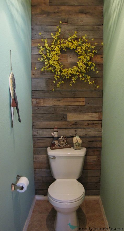 Washroom Inspiration, Toilet Remodel, Behind Toilet, Rustic Bathroom Remodel, Makeover Kamar Mandi, Diy Pallet Wall, Hotel Ideas, Pallet Walls, Diy Bathroom Makeover