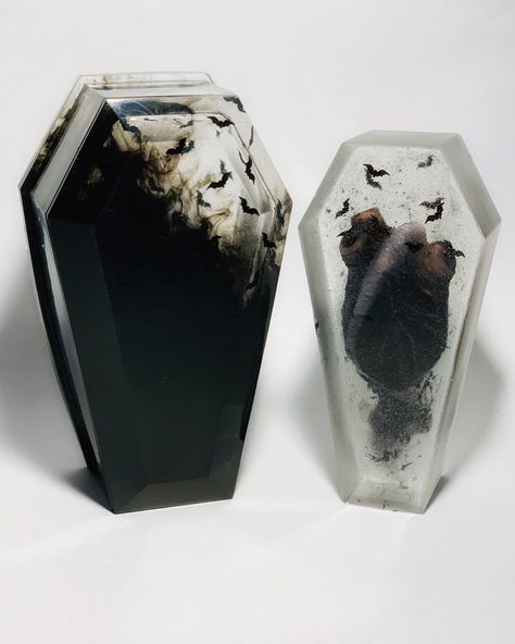 Resin Gothic Art, Goth Resin Art, Gothic Resin Art, Coffin Aesthetic, Goth Resin, Resin Coffin, Dice Ideas, Diy Dice, Goth Decor