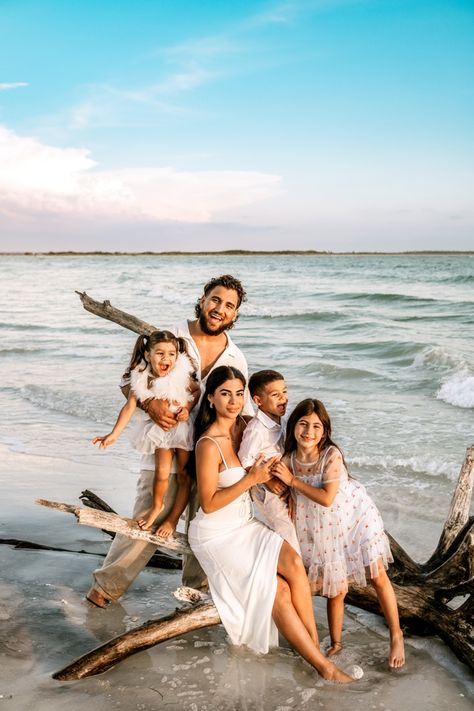 Beach Shots, Fall Family Portraits, Shot Ideas, Vacation Photo, Family Beach Pictures, Family Board, Photography Poses Family, Family Holiday Photos, Beach Family Photos