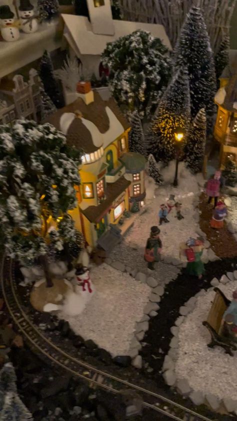 Diy Christmas Village Platform, Lemax Christmas Village Display, Diy Christmas Village Houses, Miniature Christmas Village, Christmas Village Scene, Diy Christmas Village Displays, Christmas Village Decorations, Scene Ideas, Christmas Tree Village