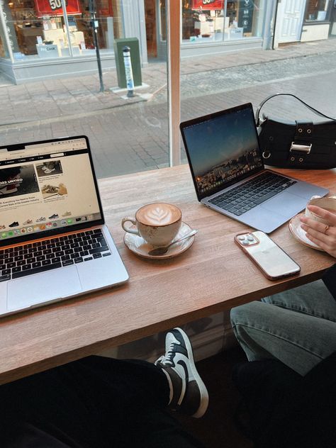 Coffee shop best friends doing work in a coffee shop aesthetic Coffee Shop Working Aesthetic, Coffee Shop Laptop Aesthetic, Coffee Shop Work Aesthetic, Working In Coffee Shop, Mac Coffee, Coffee Shop Date, Coffee Shop Vibes, Aesthetic Coffee Shop, Study Outfit