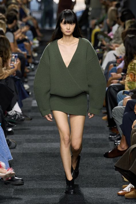 JW Anderson Spring 2025 Ready-to-Wear Collection | Vogue Fashion Week Schedule, Simplicity Fashion, Jonathan Anderson, J W Anderson, Jw Anderson, Spring Dress, Spring Collection, London Fashion, Sweater Weather