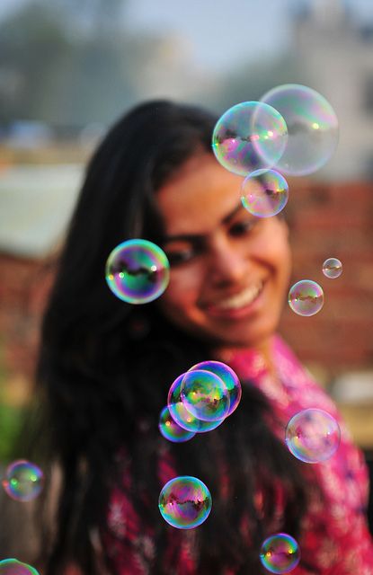 Portrait Photo Original, Bubbles Photography, Balloons Photography, Shotting Photo, Creative Portrait Photography, Blowing Bubbles, Foto Tips, Portrait Photography Poses, Airbrush Art