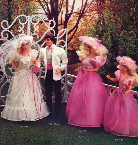 Barbie Wedding Party Fashions box artwork (1984) | by Pink Mules & Ponies Barbie And Ken Wedding, 1980s Barbie, Barbie Bridal, Pink Mules, Barbie Sets, Barbie Diorama, Wedding Party Outfits, Barbie Bride, Skipper Doll