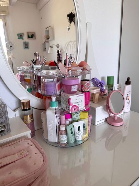 Organizer Ideas For Bedrooms, Vanity Room Organization, Vanity Desk Ideas Bedroom, Room Organizer Ideas, Basic Makeup Items, Cosmetic Idea, Cute Organization, Skincare Vanity, Skin Care Organization