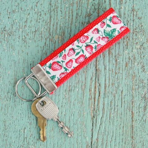 Ribbon Keychain, Purse Sewing Patterns, Keychain Craft, Vintage Ribbon, Diy Quilt, Diy Ribbon, Ribbon Crafts, Diy Keychain, Sewing Projects For Beginners