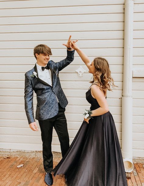 magical night 😇 Couple Prom Pictures, Prom Photography Poses, Couple Prom, Prom Picture Poses, Prom Photoshoot, Prom Photography, Prom Poses, Guy Best Friend, Magical Night