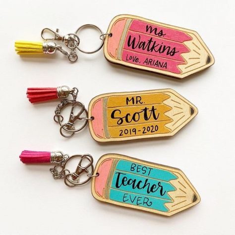 Teacher Keychain Gift, Class Themes, Teacher Keychain, Appreciation Gifts Diy, Teacher Appreciation Gifts Diy, Teachers Day Card, Teachers Appreciation, Cute Teacher Gifts, Teacher Craft