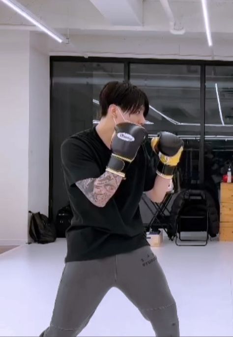 Jungkook Boxing, Angry Face, Bts Maknae Line, Jeon Jeongguk, Bts Imagine, Bts Jungkook, Vr Goggle, Jeon Jungkook, Boxing