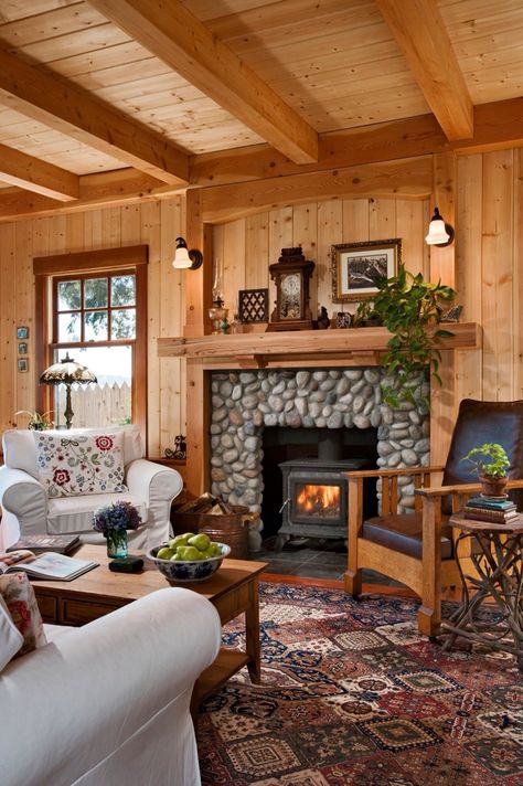 Love Cottage Getaway, Cabin Fireplace, Cabin Living Room, Camp Style, Cabin Interiors, Think Small, Cottage Cabin, Cabin Living, Log Cabin Homes