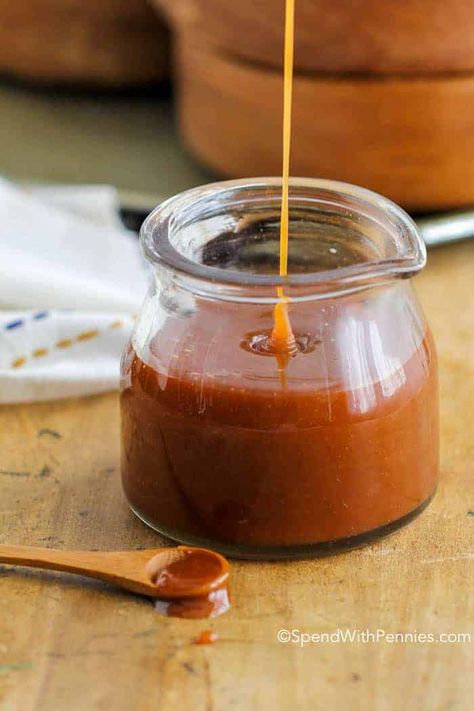 This easy Caramel Sauce is rich, easy & amazing with NO CANDY THERMOMETER REQUIRED! You're just a few simple ingredients away from drizzling this decadent homemade caramel on ice cream, cake or even apples! Easy Caramel Sauce, Caramel Brownies Recipe, Bourbon Caramel Sauce, Best Sauce Recipe, Pie Brownies, Bourbon Caramels, Easy Caramel, Cheesecake Toppings, Caramel Recipes Sauce