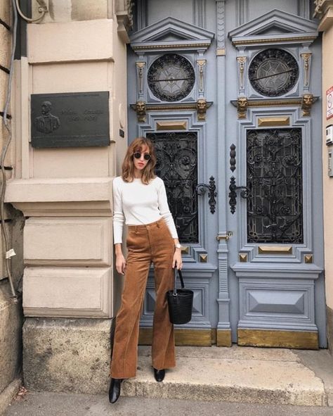 French Girl Daily — brown wide-leg pants // @ines.heli... Brown Wide Leg Pants Outfit, Fall Italy Outfits, Brown Pants Outfit, Corduroy Pants Outfit, Wide Leg Pants Outfit, Pants Outfit Fall, Winter Pants Outfit, French Girl Style, Italy Outfits