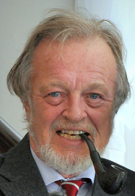 Bernard Cornwell - Wikipedia Justin Hills, Patrick O'brian, Bernard Cornwell, Alfred The Great, O Brian, Viking History, Writers And Poets, English History, Desert Island