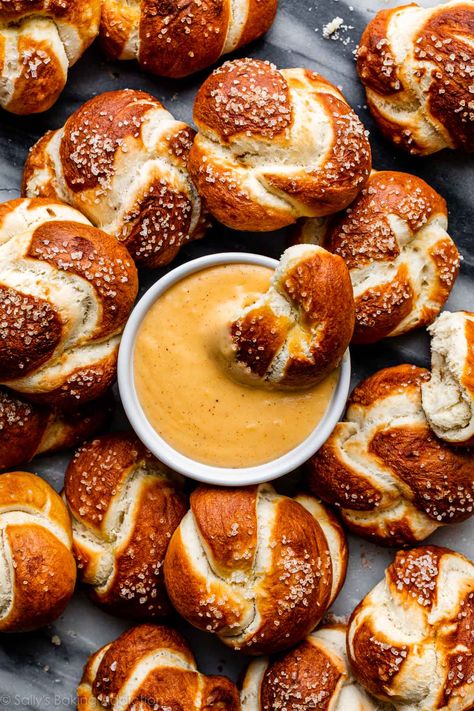 Pretzel Knots, Homemade Italian Seasoning, Baked Pretzels, Pretzel Dough, Soft Pretzel Recipe, Pretzel Shape, Homemade Pretzels, Homemade Soft Pretzels, Soft Pretzel