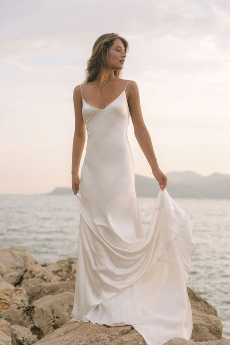 Slip Wedding Dress, Karen Willis Holmes, White Slip Dress, Silk Wedding Dress, Satin Wedding Dress, Dress Satin, Old Hollywood Glamour, Satin Slip, Gorgeous Gowns