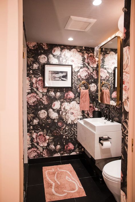 "Why was I doing this for something that happened once or twice a year? This year I decided to design for myself and choose things that make me happy." Credit: <a href="https://www.instagram.com/verosuh/">Vero Suh</a> Bathroom Wallpaper Ceiling, Moody Bathroom Wallpaper, Floral Bathroom Wallpaper, Pearl Lowe, Moody Bathroom, Floral Bathroom, Wallpaper Ceiling, Faux Cowhide, Interior Design Courses