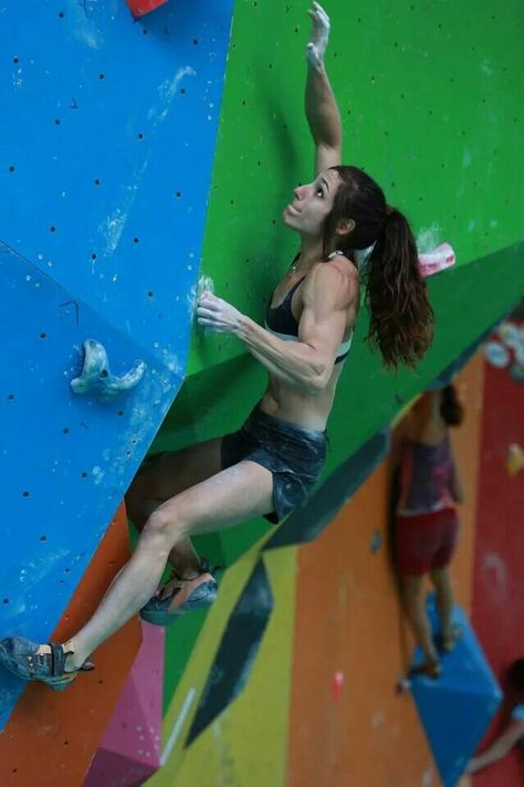 #AlexPuccio Alex Puccio, Woman Climbing, Rock Climbing Women, Rock Climbing Training, Climbing Girl, Indoor Rock Climbing, Indoor Climbing, Climbing Gym, Arm Muscles