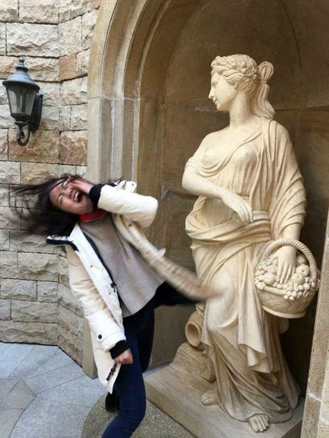 The Statues Are Fighting Back! Riverdale Meme, Fun With Statues, Funny Statues, Arte Pin Up, Funny Poses, People Having Fun, People Poses, 웃긴 사진, Memes Humor