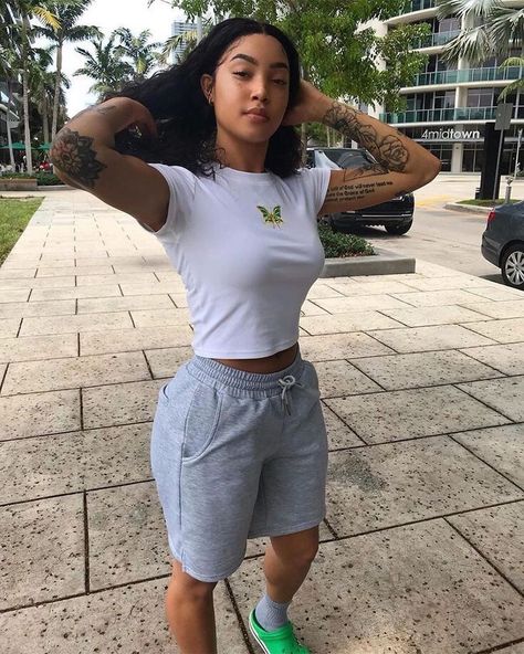 Tomboy Shorts Outfit, Look Hip Hop, Looks Hip Hop, Teenage Outfits, Tomboy Outfits, Tomboy Style Outfits, Chill Outfits, Looks Street Style, Outfit Trends