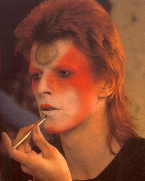 Sailor on Instagram: “#bowie #davidbowie #starman #fashion #music #bowieforever #70s #glam #rock” David Bowie Makeup, Modern Mullet Haircut, Mode Disco, Bowie Ziggy Stardust, David Bowie Ziggy Stardust, The Velvet Underground, 70s Glam, David Bowie Ziggy, Mullet Haircut