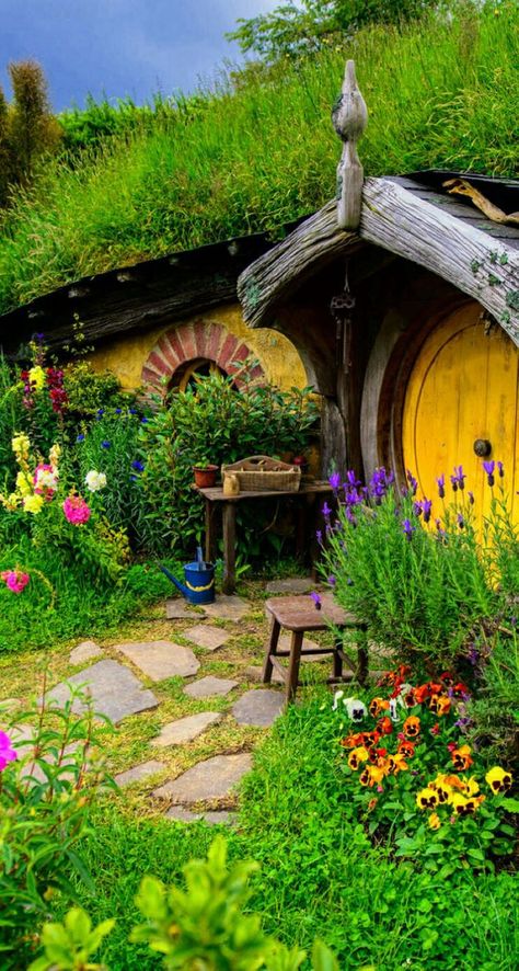 Yellow Hobbit Hole iPhone Wallpaper Casa Do Hobbit, Case Sotterranee, Hobbit Holes, Casa Hobbit, Earth Sheltered, Underground Homes, Hobbit Hole, Cob House, House Photography