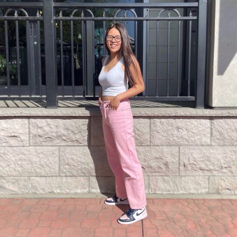 Pink And White Jordans Outfit, Pink Air Jordans Outfit, Jordan 1 Bubble Gum Outfit, Bubblegum Jordan 1, Pink Jordan 1 Outfit Women, Pink Jordans Outfit, Outfit Air Jordan 1, Air Jordans Outfit, Jordan Outfits Womens