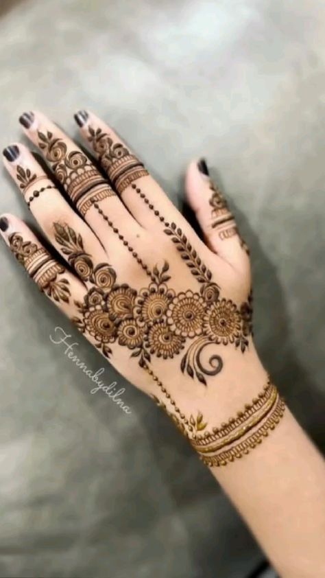 Eid Mehndi Designs, Henna Tattoo Hand, Henna Tattoo Designs Hand, Latest Henna Designs, Mehndi Designs For Kids, Very Simple Mehndi Designs, Simple Mehndi Designs Fingers, Henna Tattoo Designs Simple, Latest Bridal Mehndi Designs