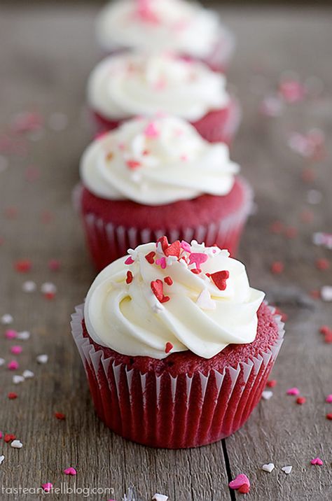 Red Velvet Cupcakes. Perfect traditional red velvet cupcake, topped with marshmallow cream cheese frosting. #cupcakerecipes Vegan Red Velvet Cupcakes, Red Velvet Cupcakes Recipe, Taste And Tell, Cupcakes With Cream Cheese Frosting, Homemade Frosting, Marshmallow Cream, Cream Cheese Frosting Recipe, Velvet Cupcakes, Red Velvet Cupcakes